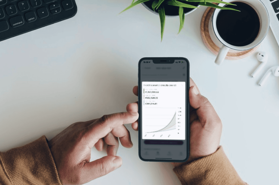 Una persona visualizza l'evoluzione proiettata della sua Polizia di Liechtenstein Life comodamente in movimento sul suo smartphone